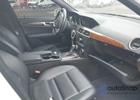 2012 Mercedes-Benz C 300 Sport 4Matic z USA, uszkodzony, nr VIN WDDGF8BB4CR213470